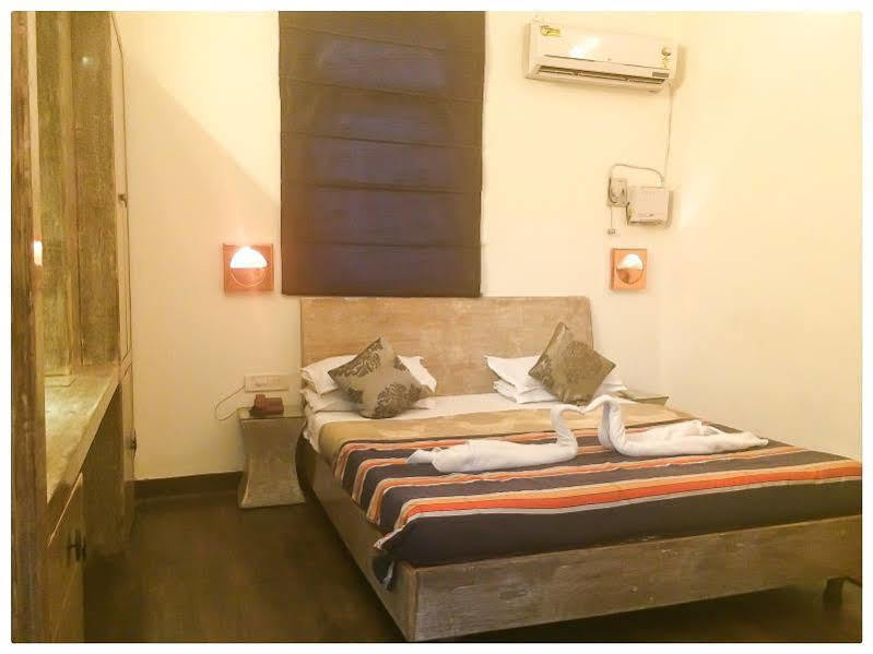 Itsy Hotels Banana Boutique Варанаси Экстерьер фото