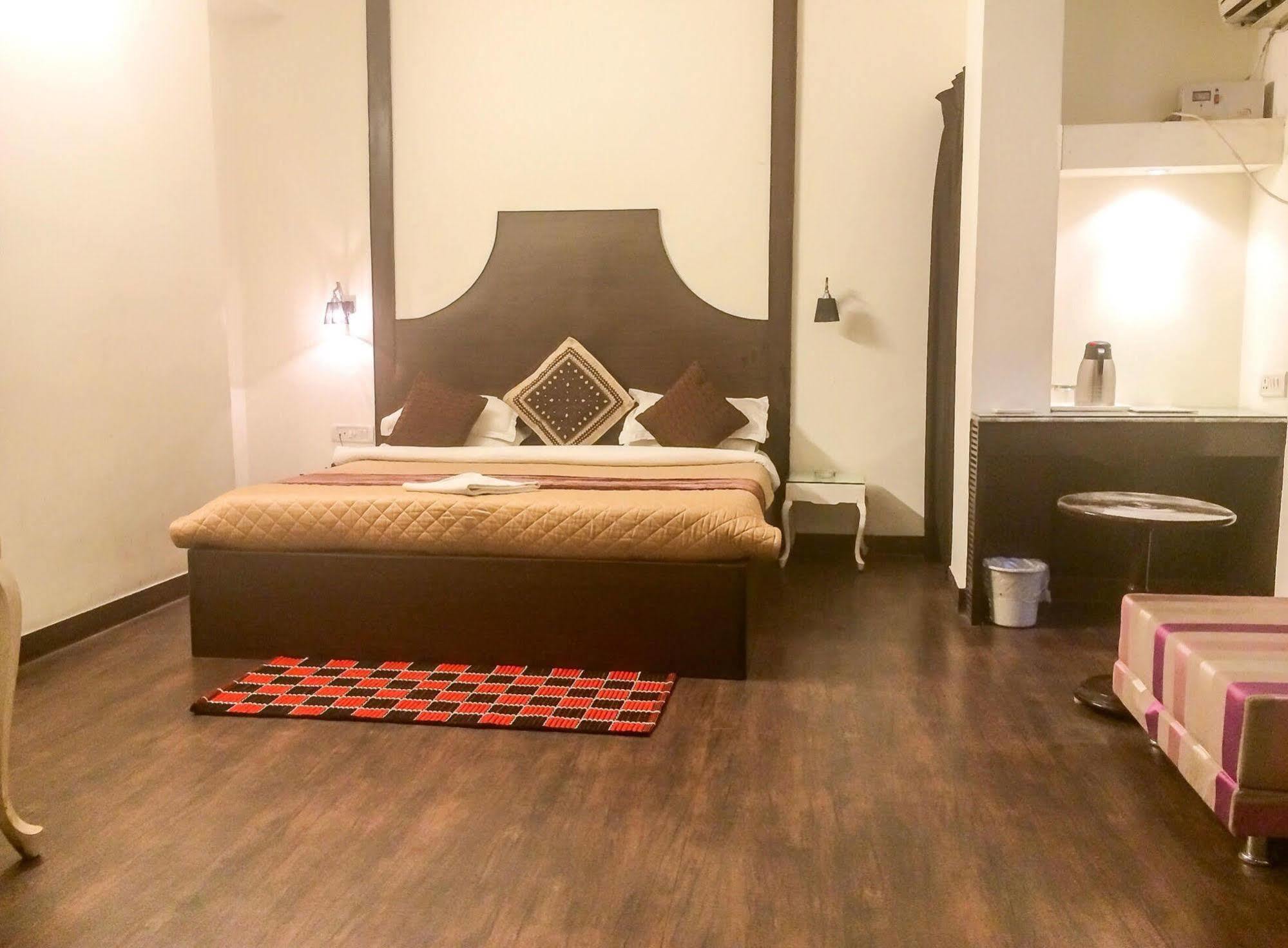 Itsy Hotels Banana Boutique Варанаси Экстерьер фото